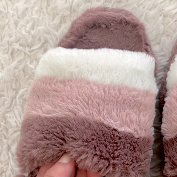 Fuzzy Slippers Pink and White Women's Size L 8-9 Houseshoes Cozy - Picture 3 of 10